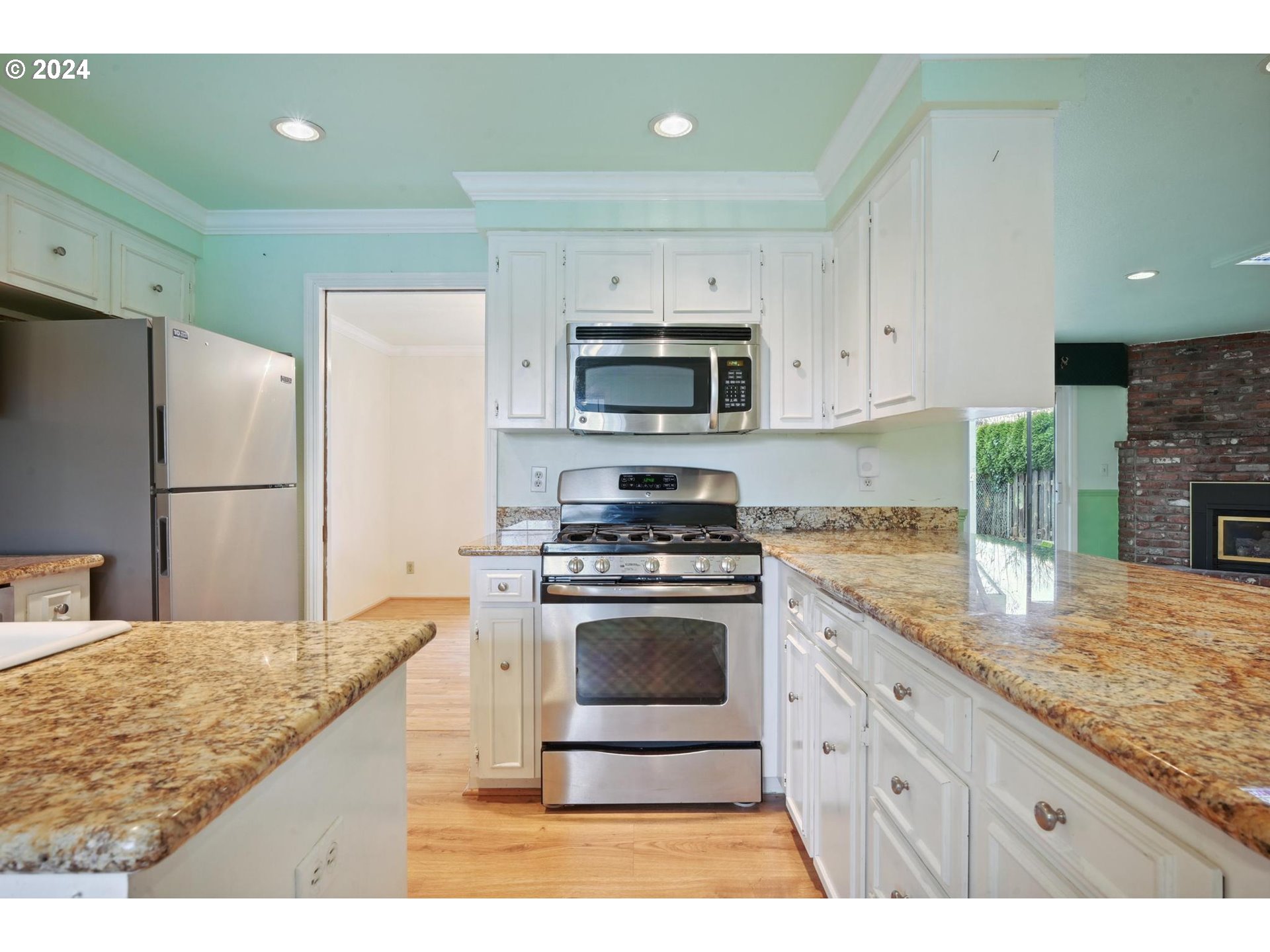 1984 MANZANITA ST NE