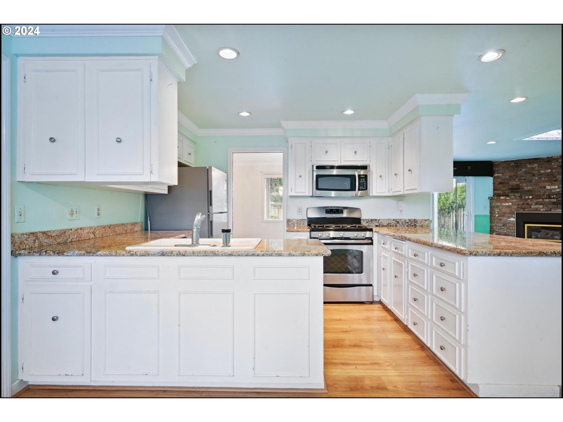 1984 MANZANITA ST NE