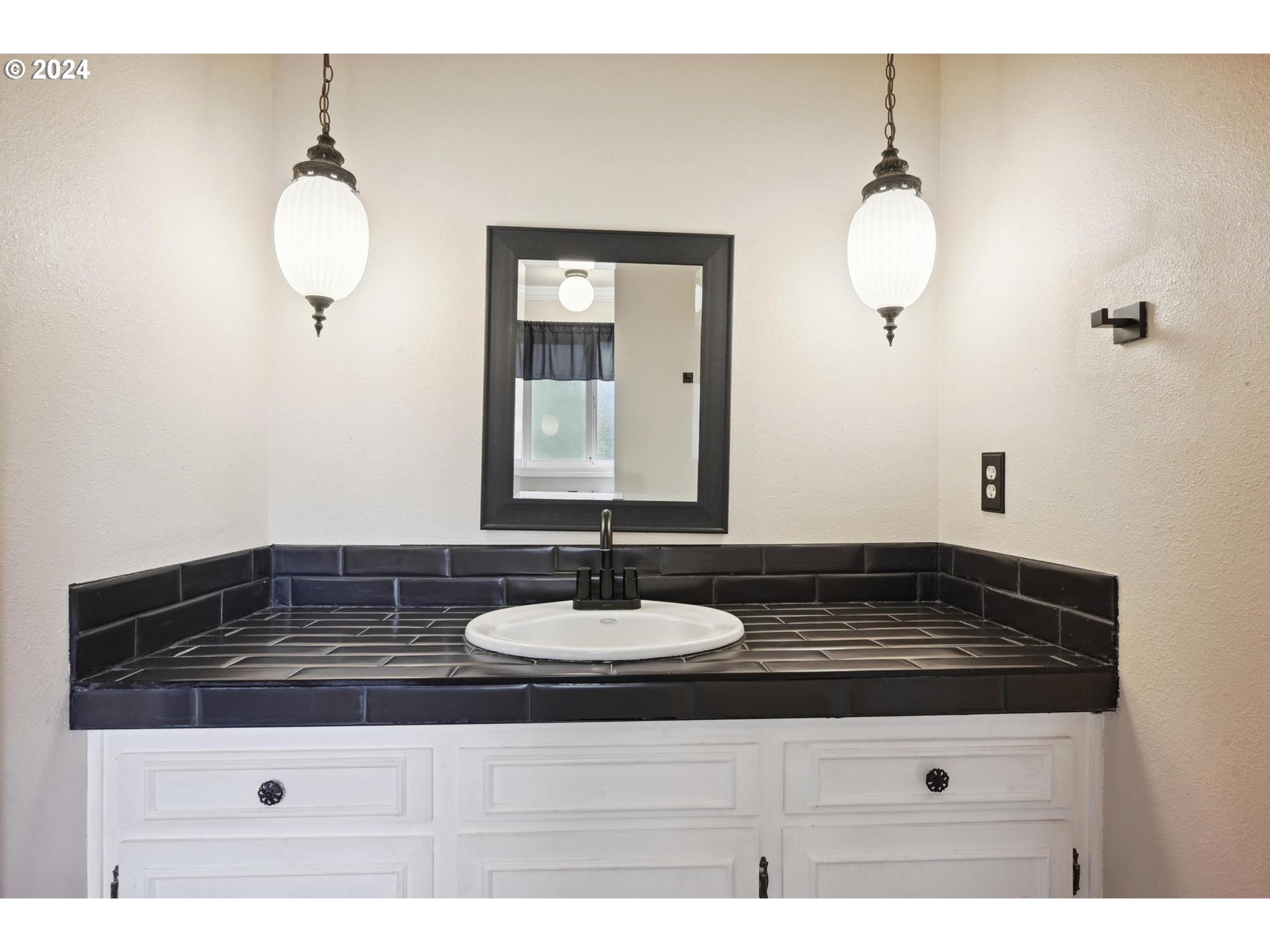 1984 MANZANITA ST NE