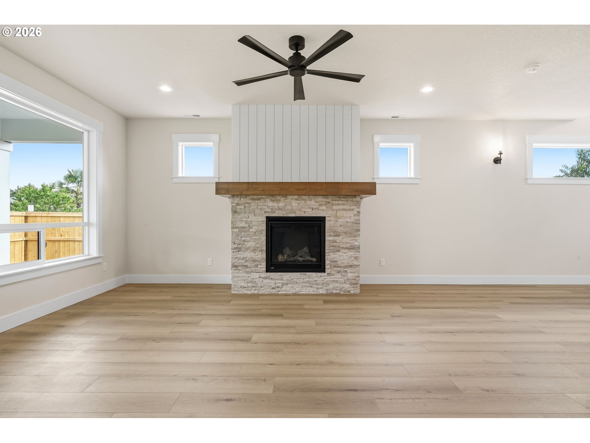 2621 N LYDIA LOOP
