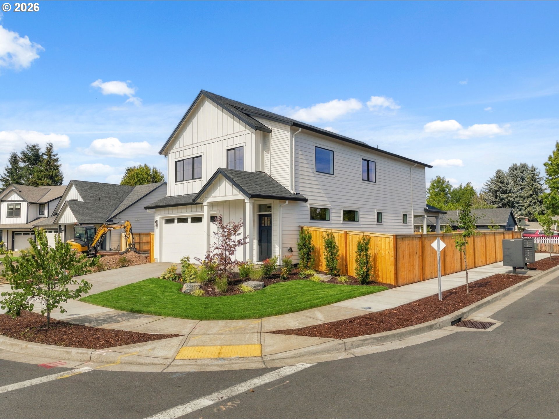 2621 N LYDIA LOOP