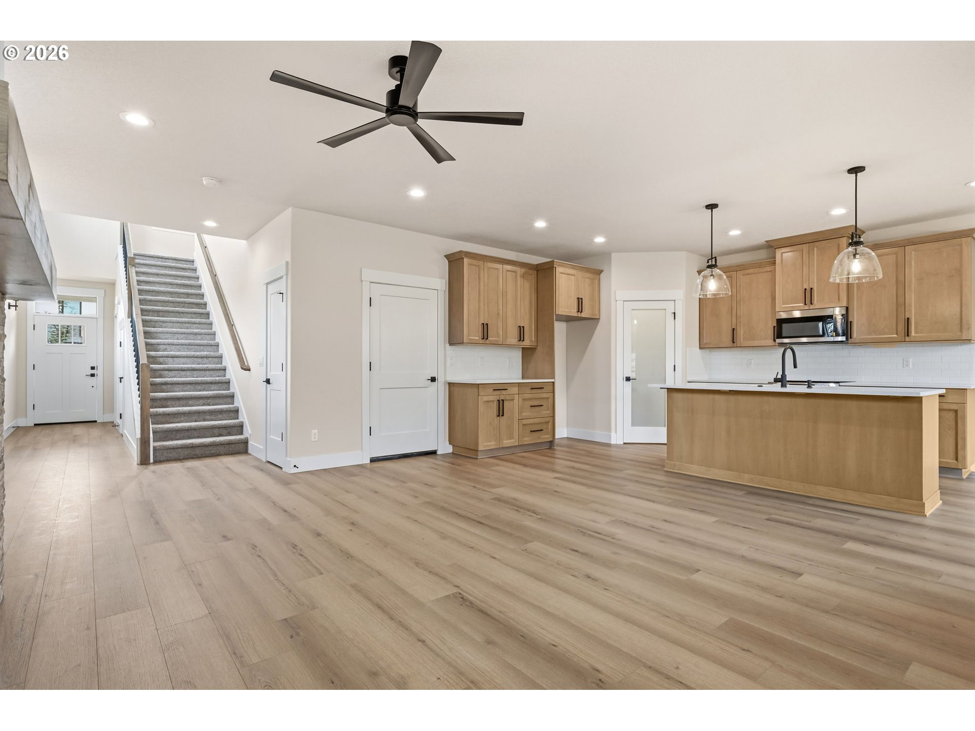 2621 N LYDIA LOOP