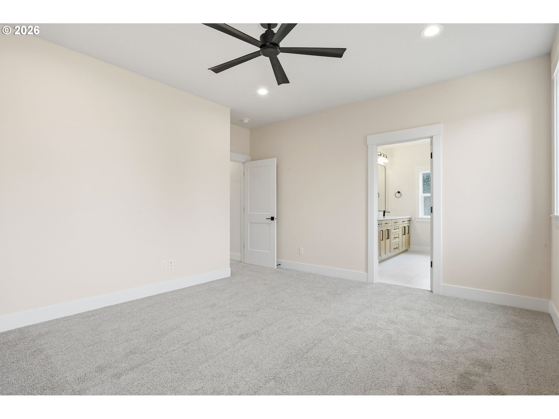 2621 N LYDIA LOOP