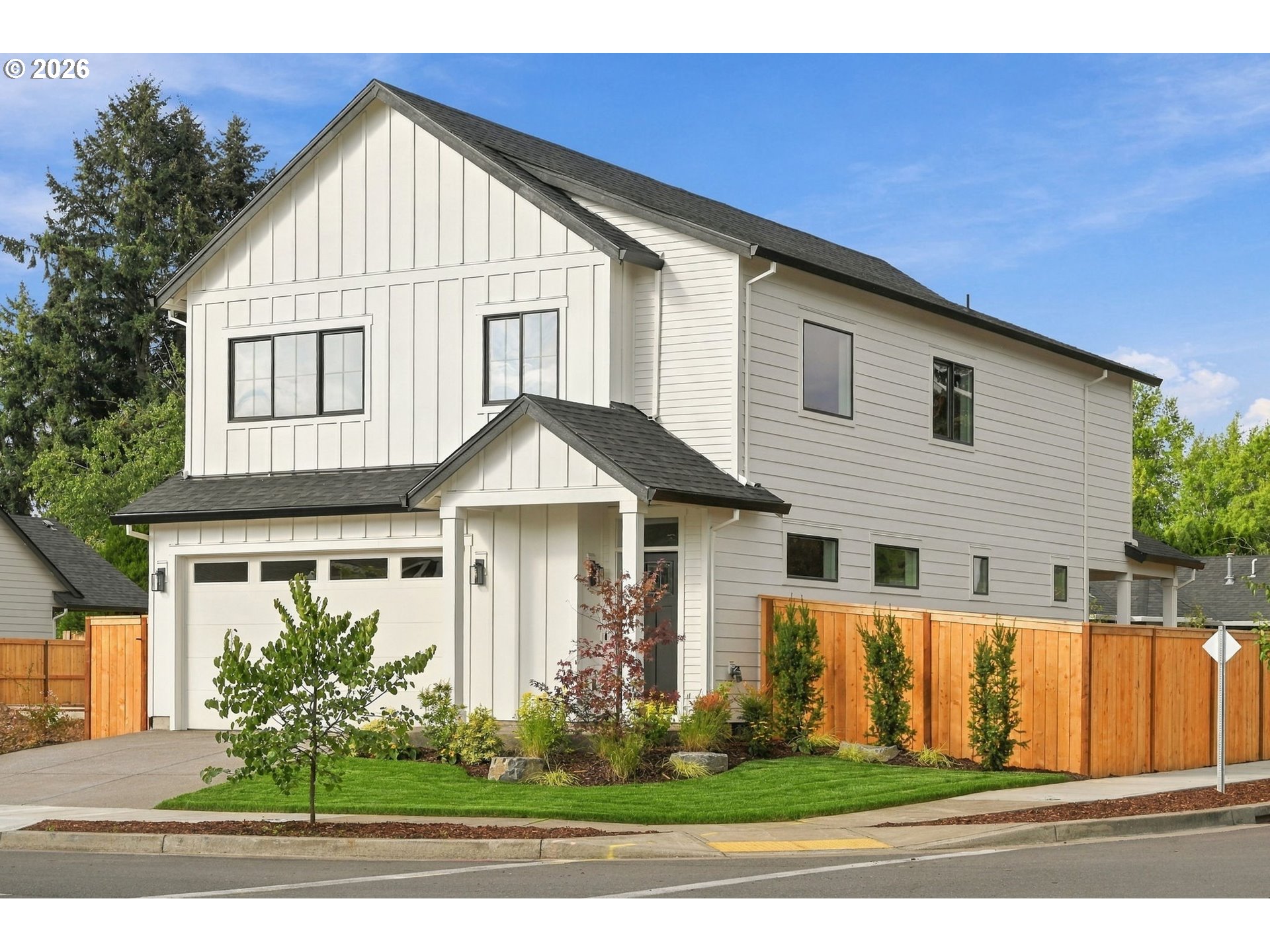 2621 N LYDIA LOOP