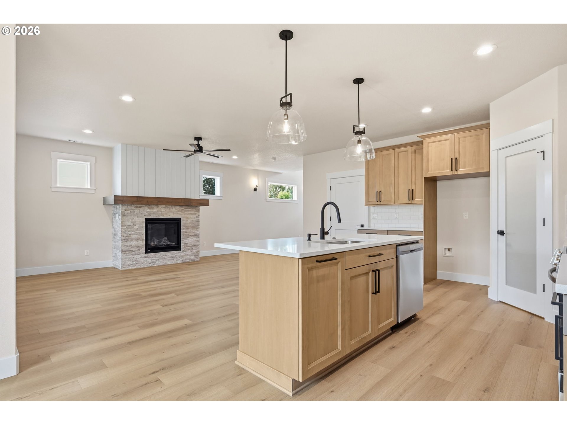 2621 N LYDIA LOOP