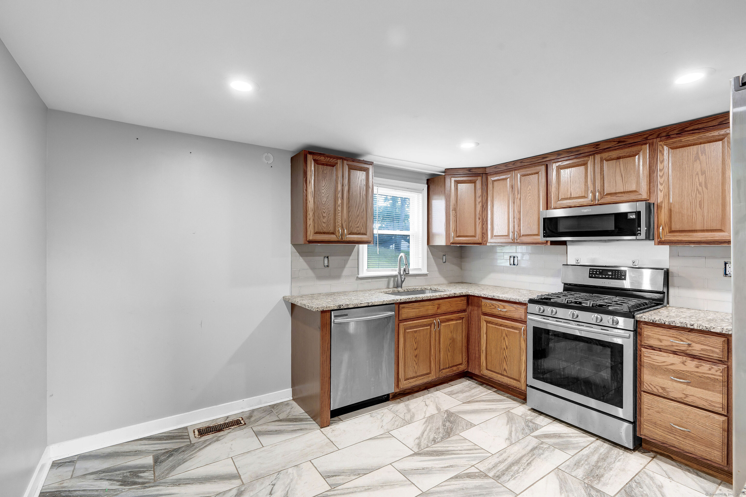 950 Farmington Avenue