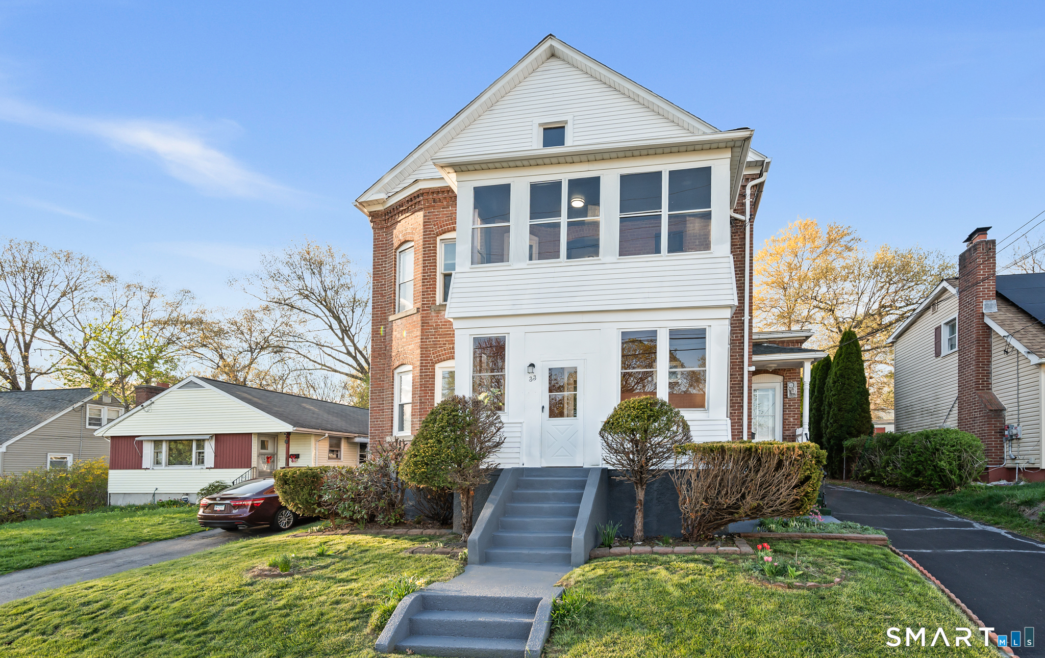 33 Hillhurst Avenue