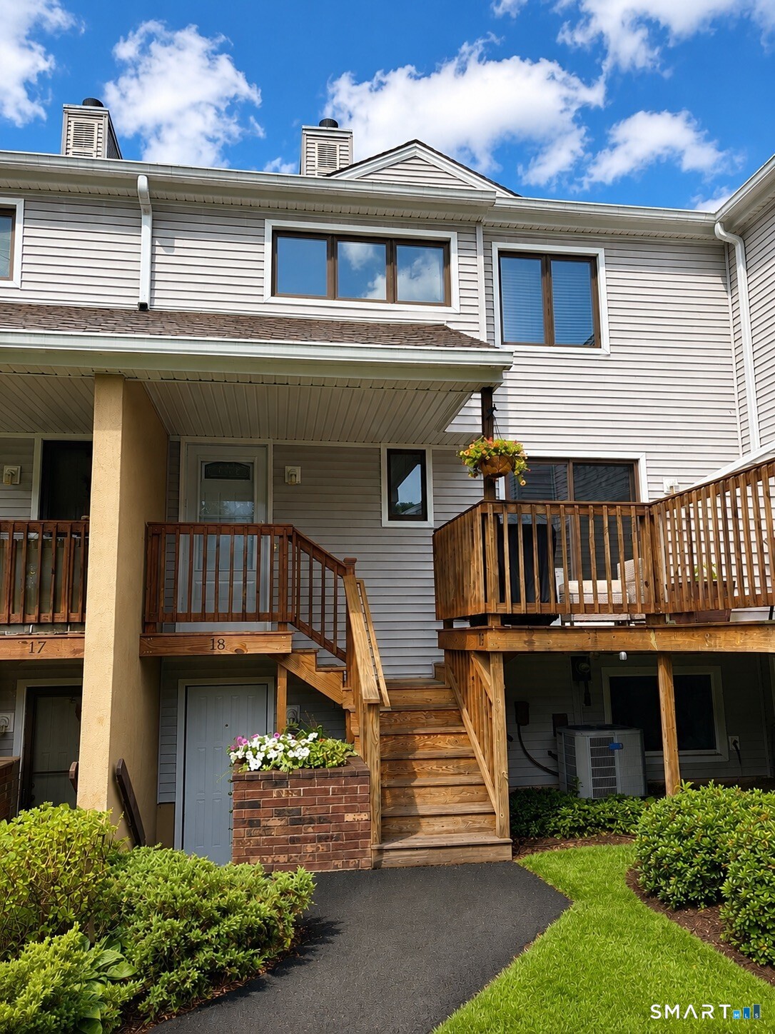 18 Dutton Place Way Unit: 18