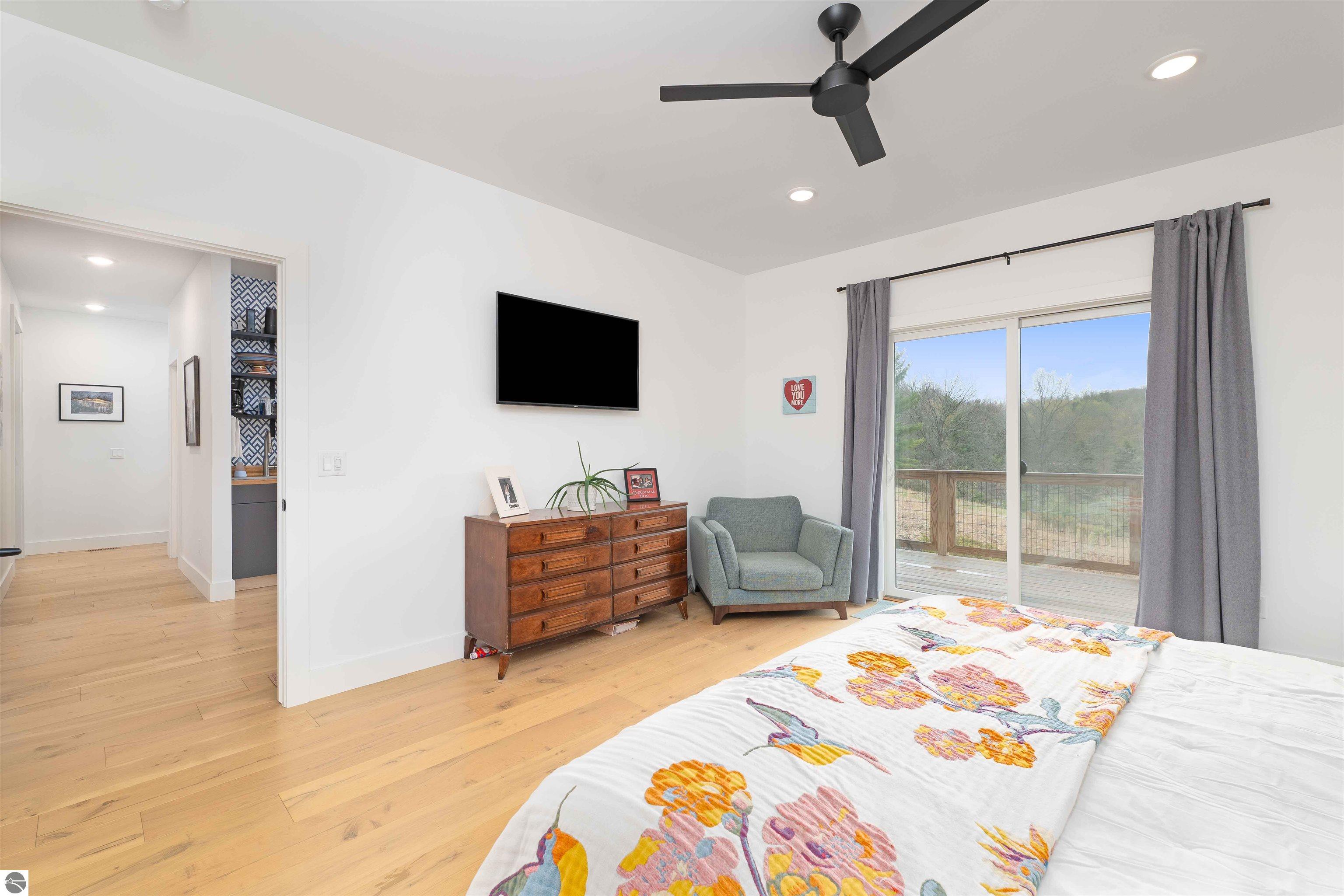 2810 Holiday Village Court