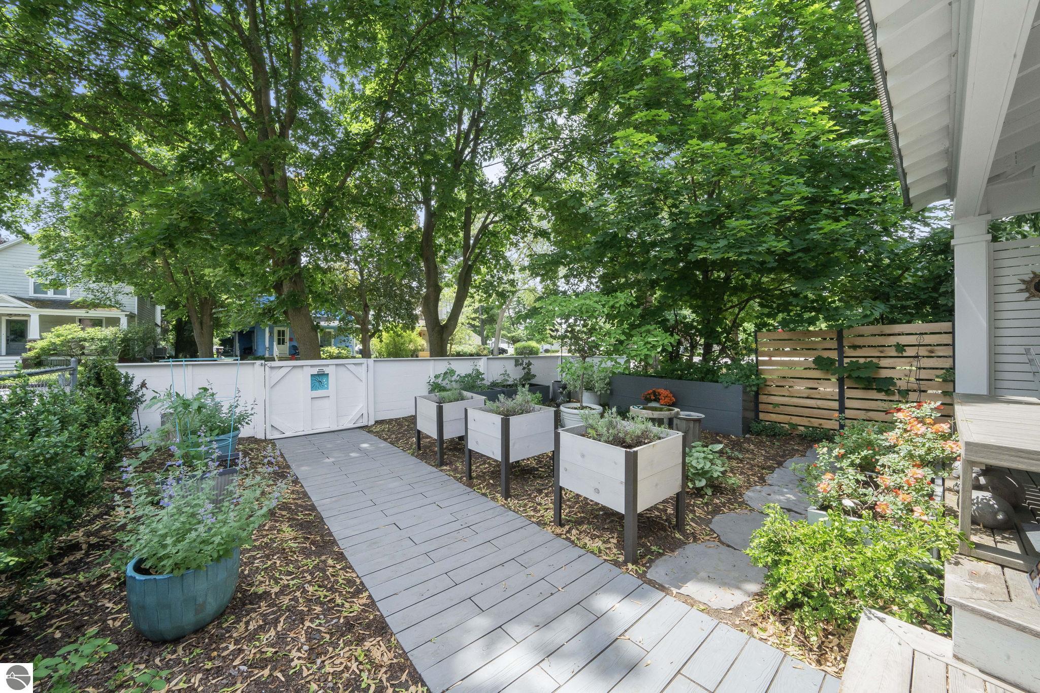334 W Twelfth Street