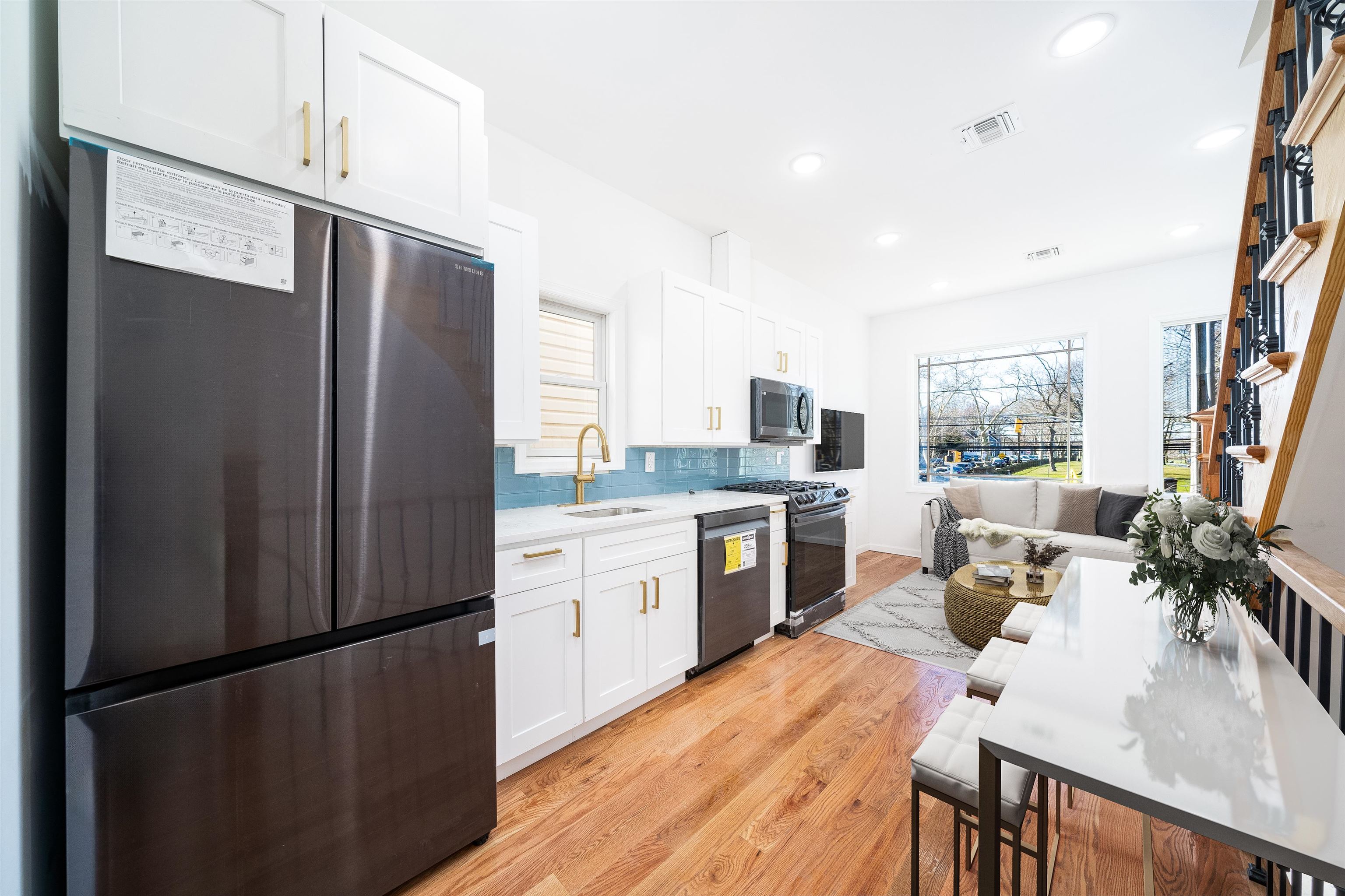 270 DUNCAN AVE Unit: 2