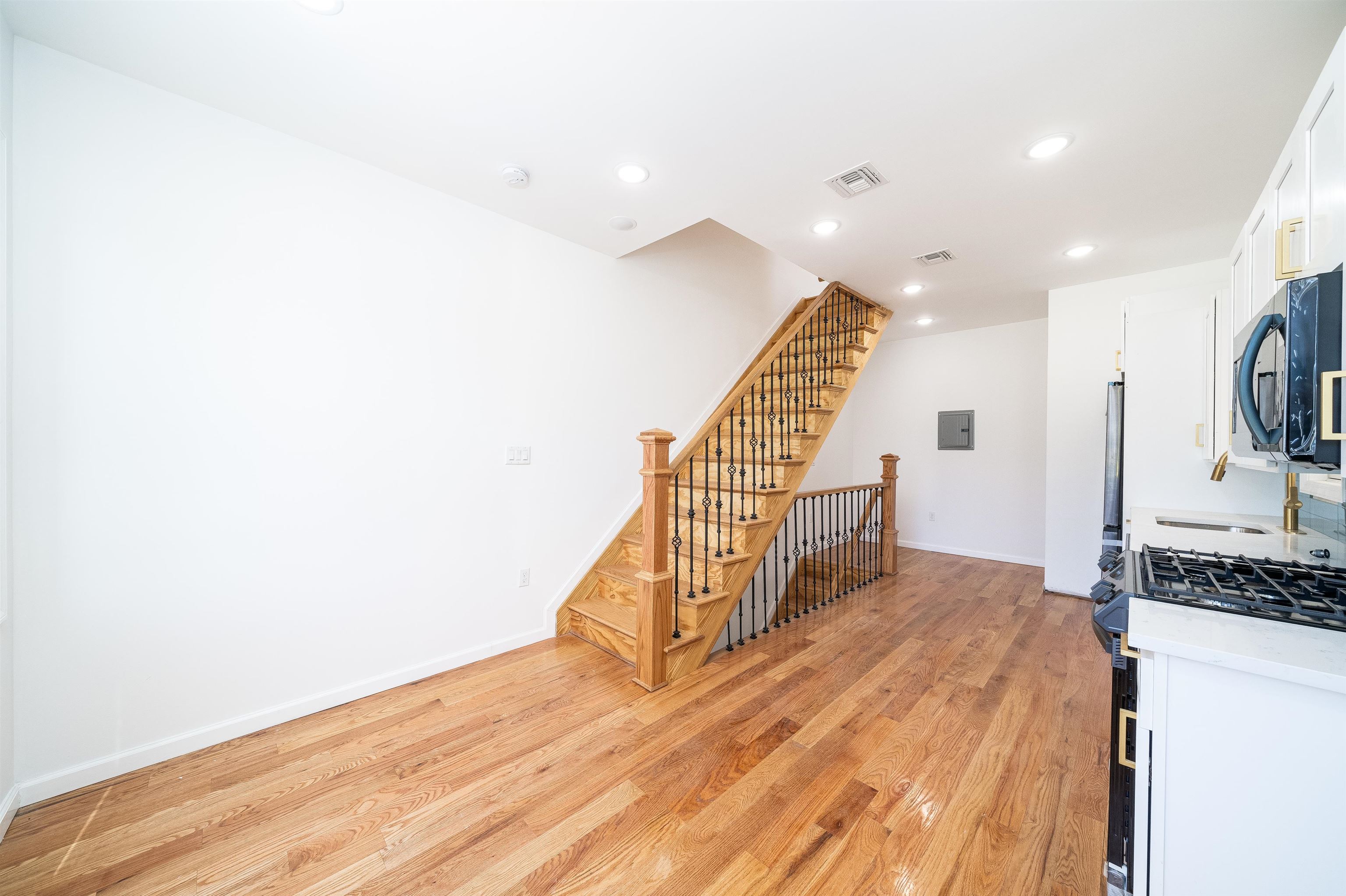 270 DUNCAN AVE Unit: 2