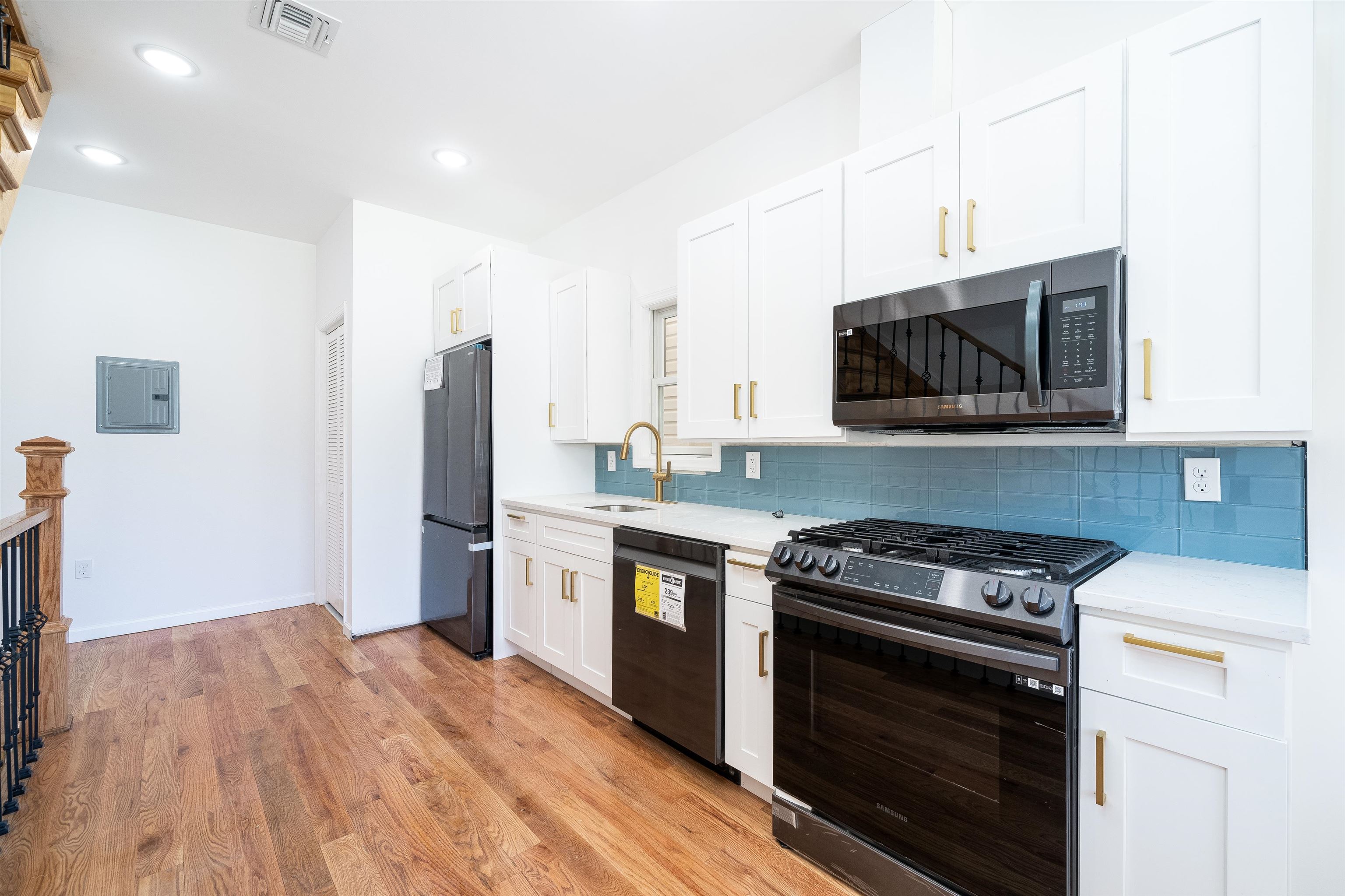 270 DUNCAN AVE Unit: 2
