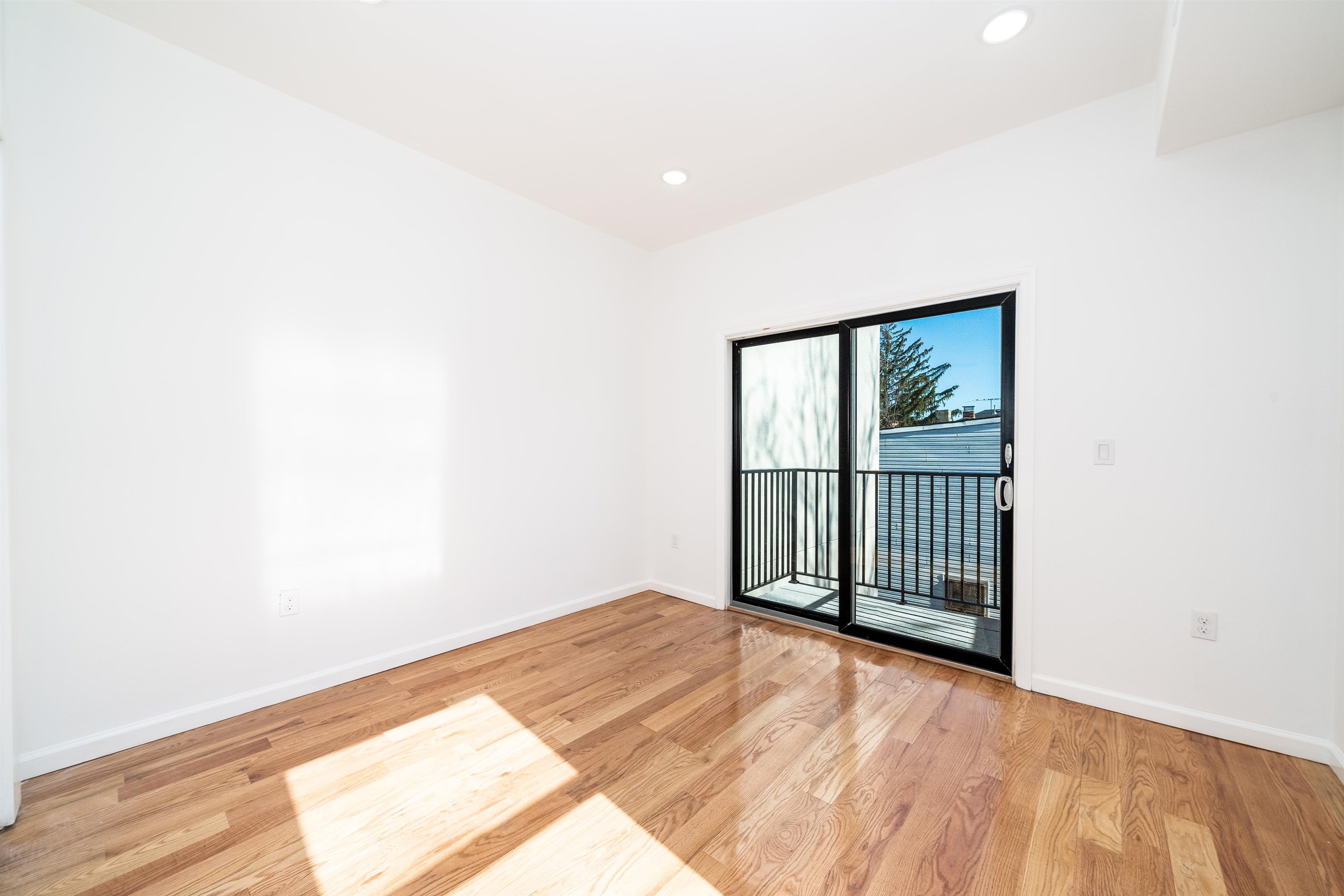 270 DUNCAN AVE Unit: 2