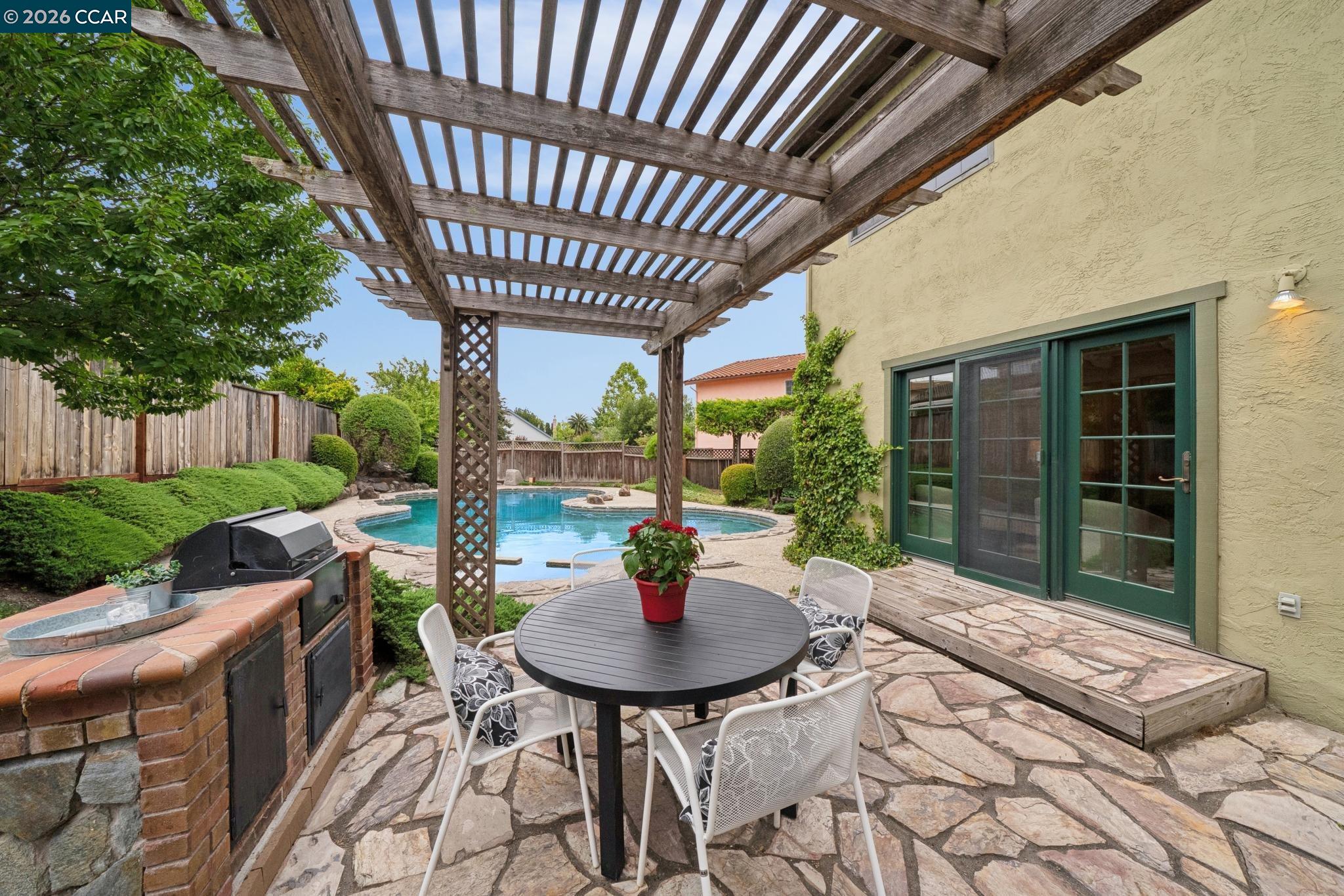 737 Arboles Pl