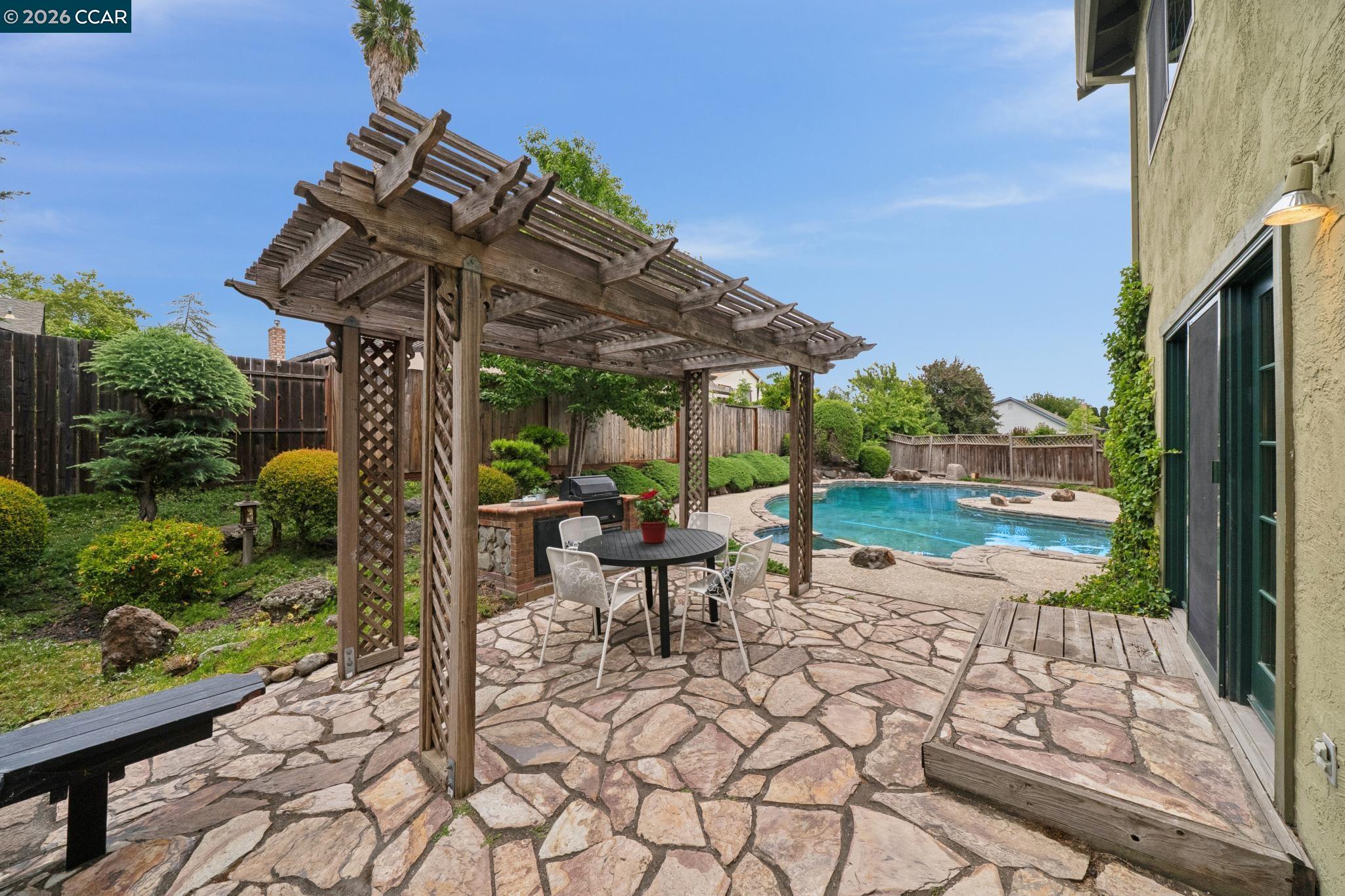 737 Arboles Pl