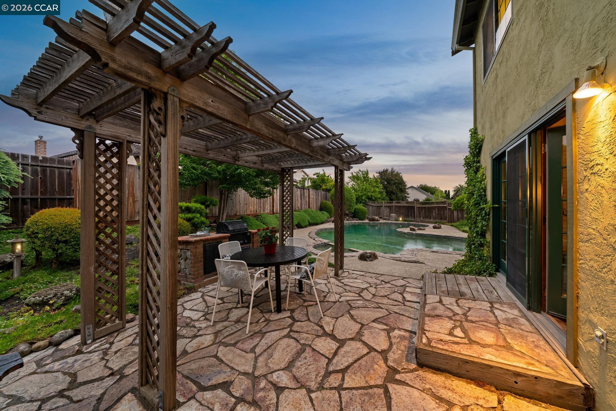 737 Arboles Pl