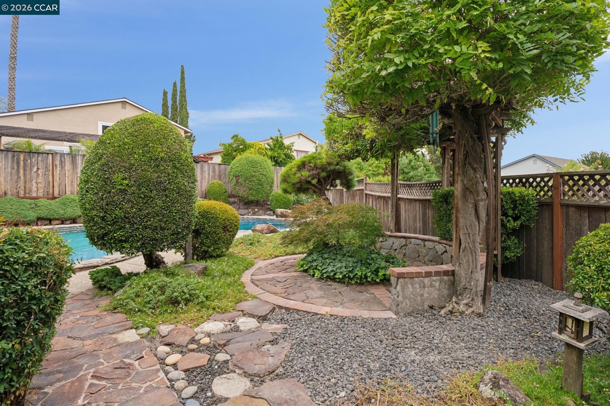 737 Arboles Pl
