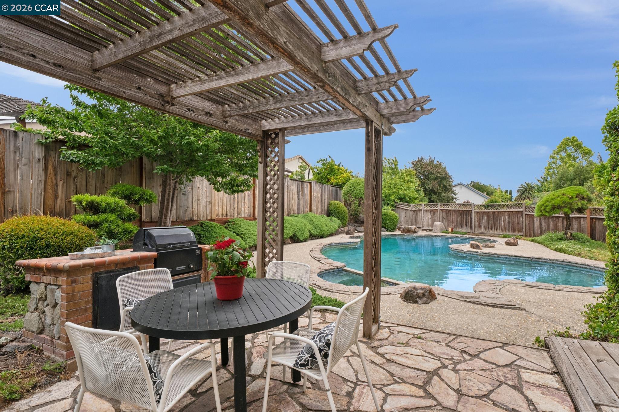 737 Arboles Pl