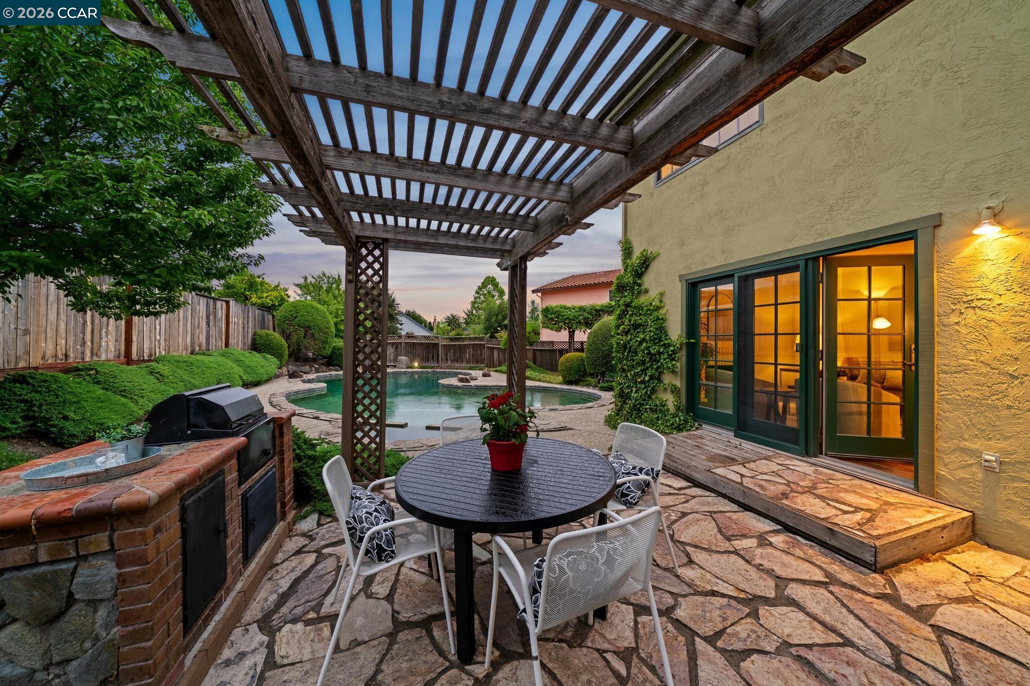 737 Arboles Pl