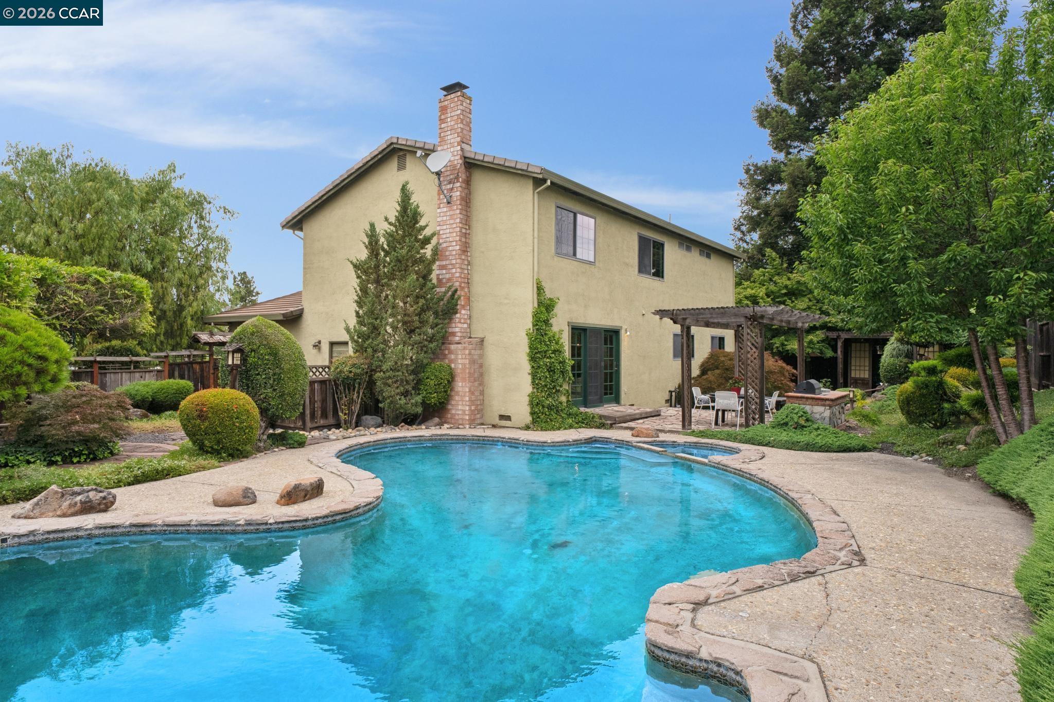737 Arboles Pl
