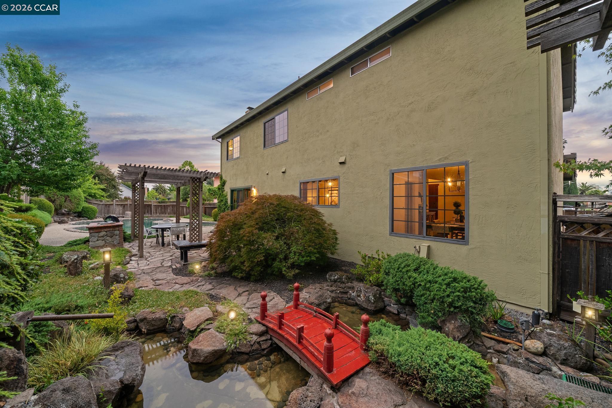 737 Arboles Pl