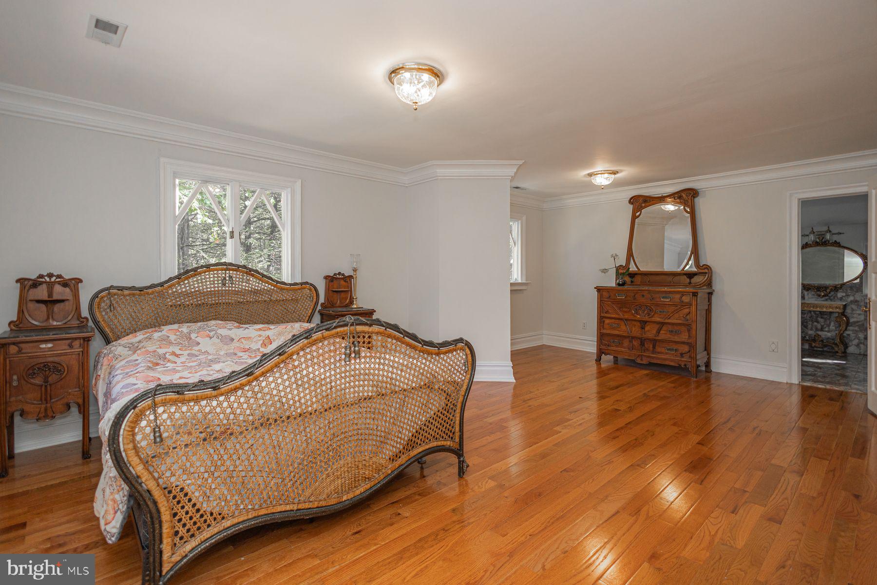 132 E DARK HOLLOW ROAD MAIN HOUSE