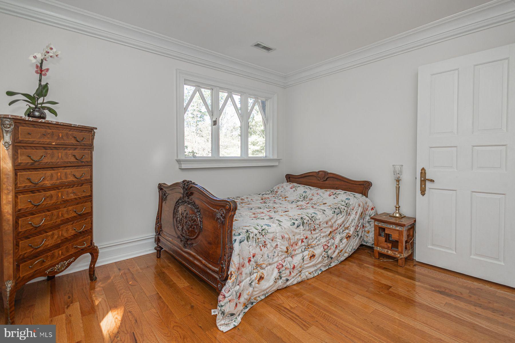 132 E DARK HOLLOW ROAD MAIN HOUSE