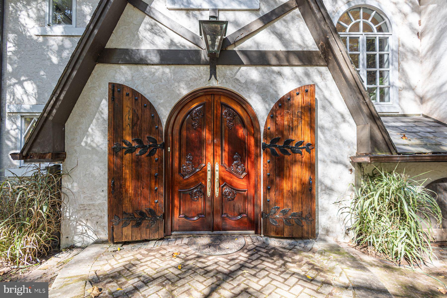 132 E DARK HOLLOW ROAD MAIN HOUSE