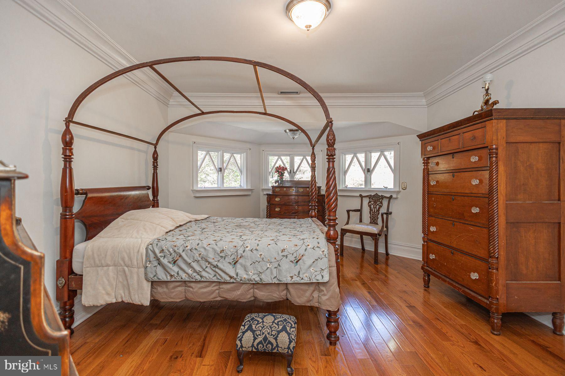 132 E DARK HOLLOW ROAD MAIN HOUSE