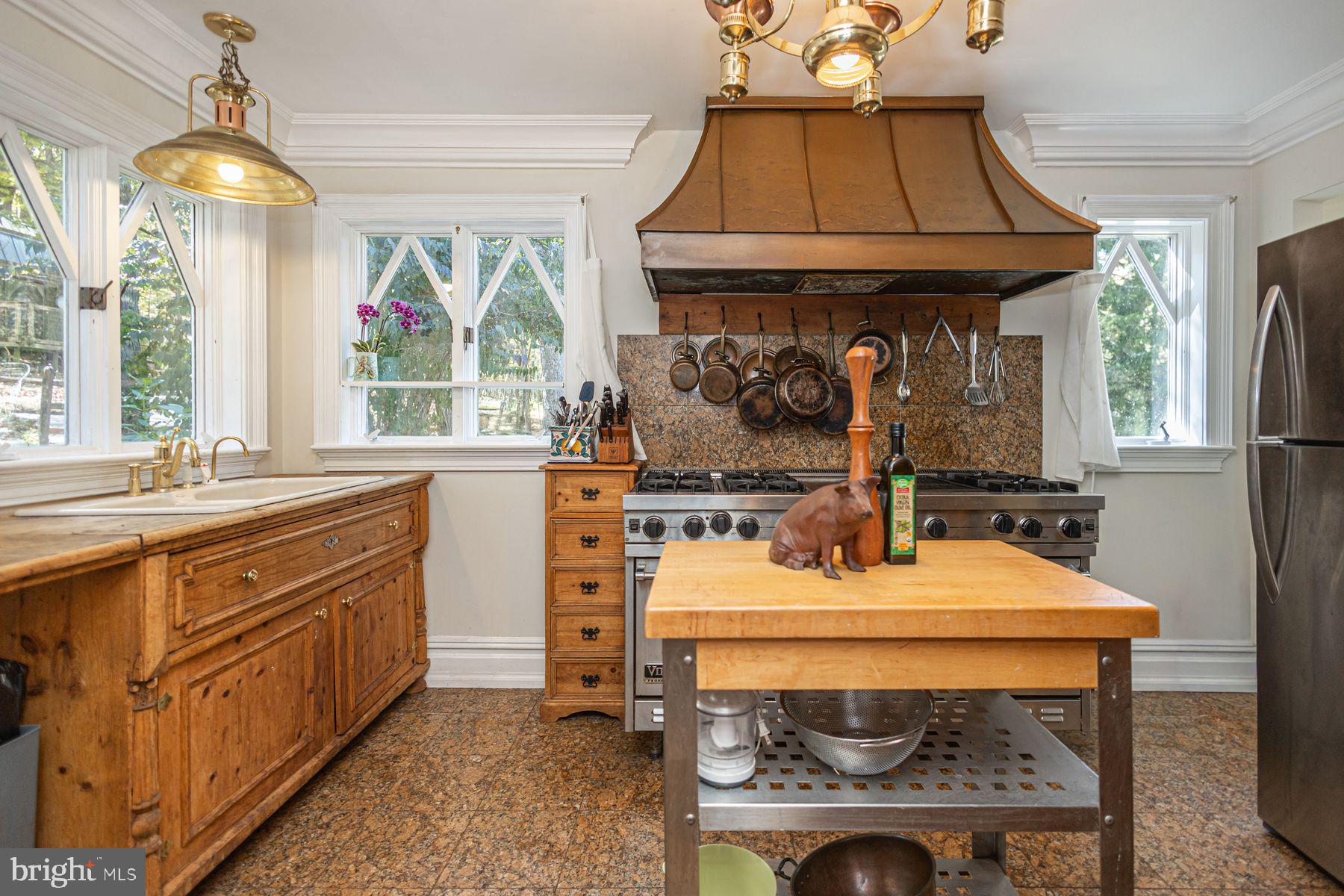 132 E DARK HOLLOW ROAD MAIN HOUSE