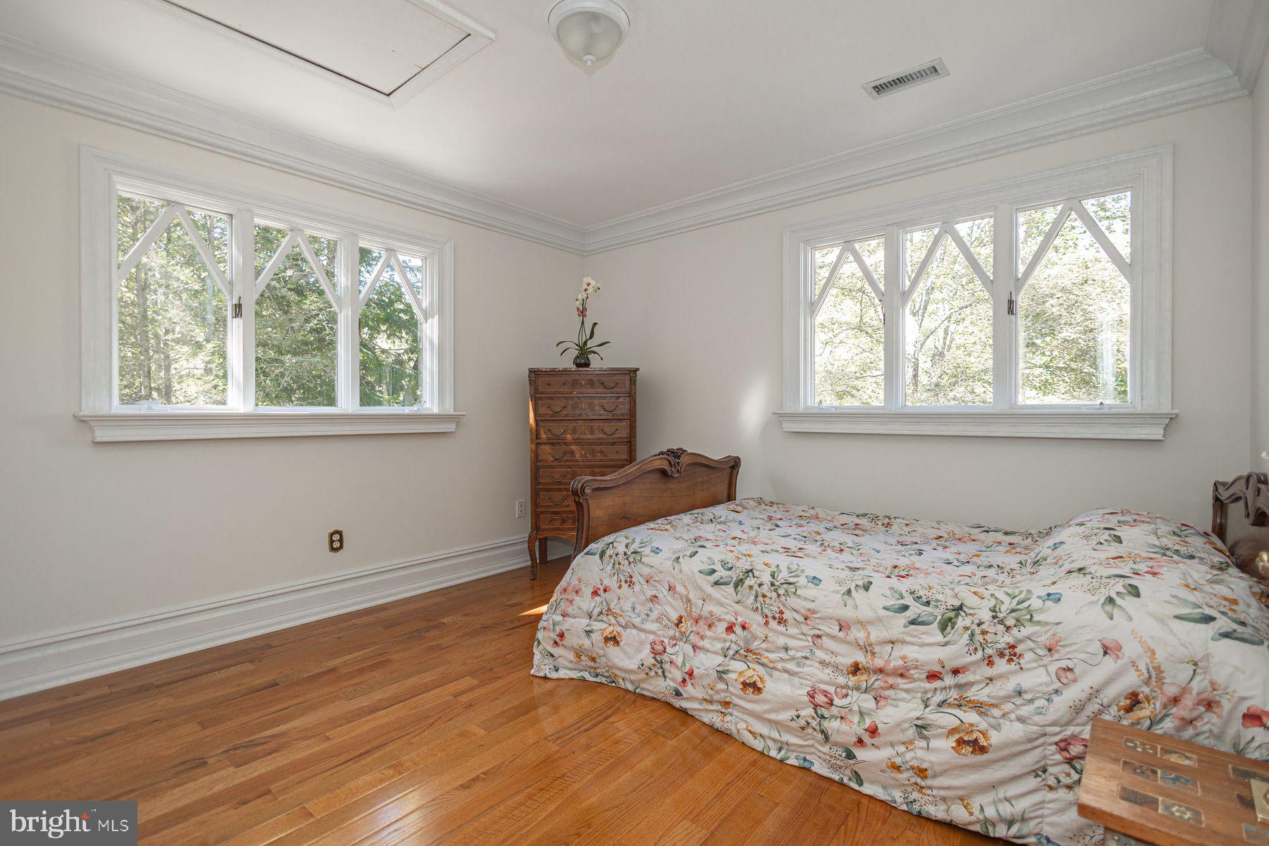 132 E DARK HOLLOW ROAD MAIN HOUSE