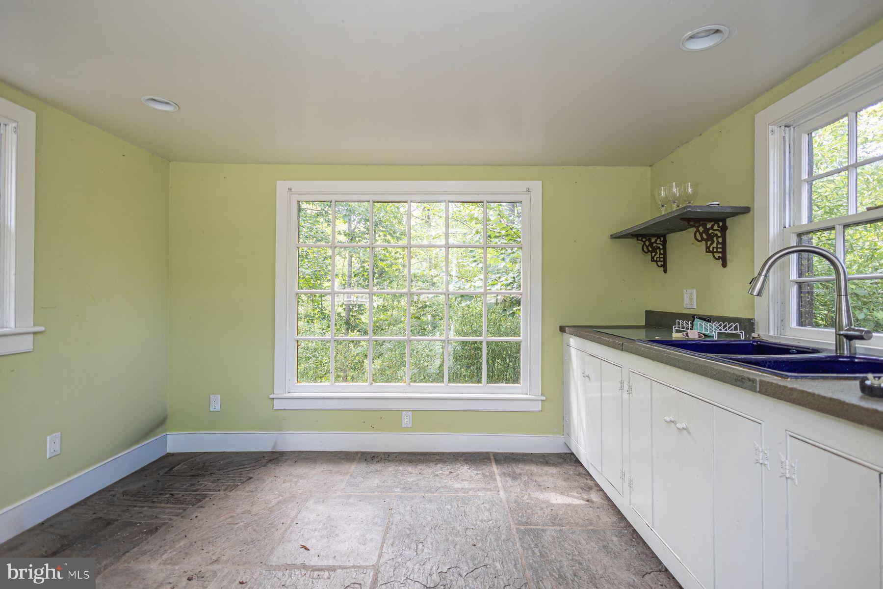 5925 CARVERSVILLE ROAD