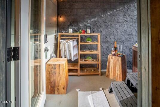 1654 Veterns Blvd Unit: 6