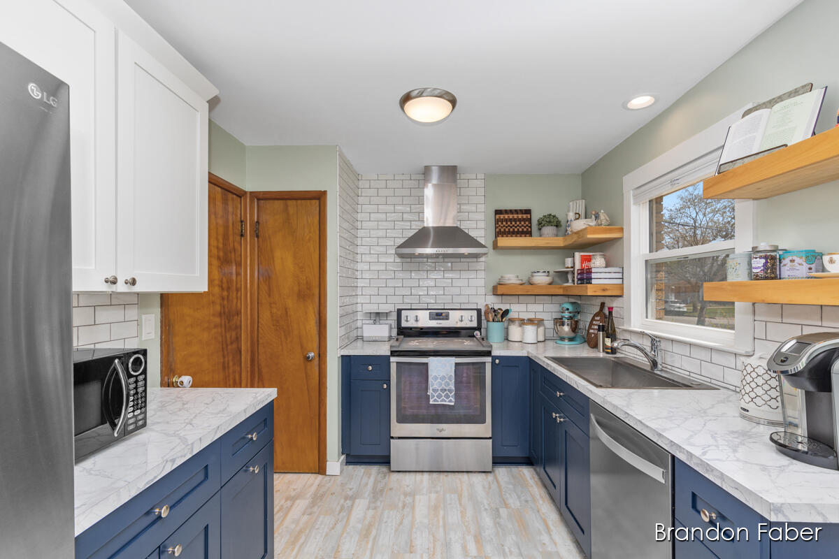 1587 Den Hertog Street SW