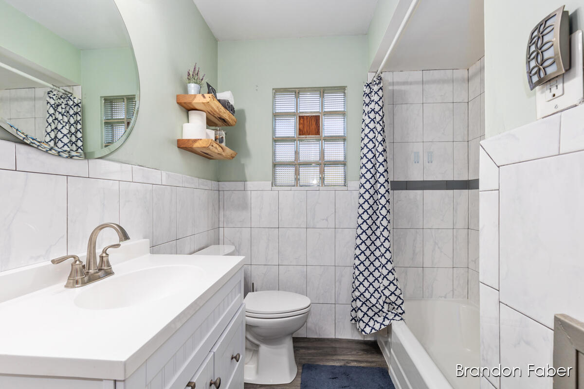 1587 Den Hertog Street SW