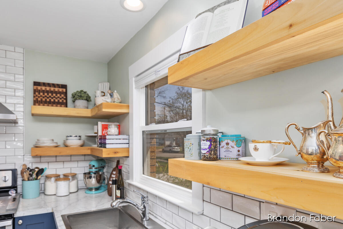 1587 Den Hertog Street SW