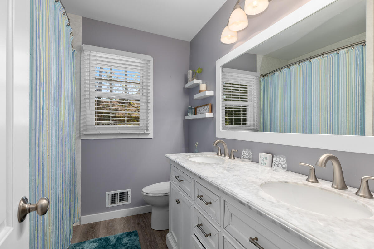 996 Colonial Court