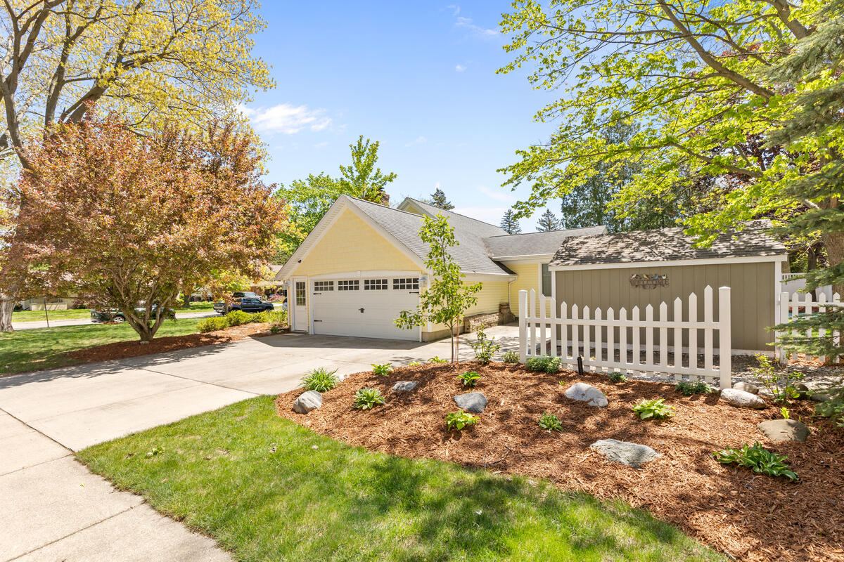 996 Colonial Court