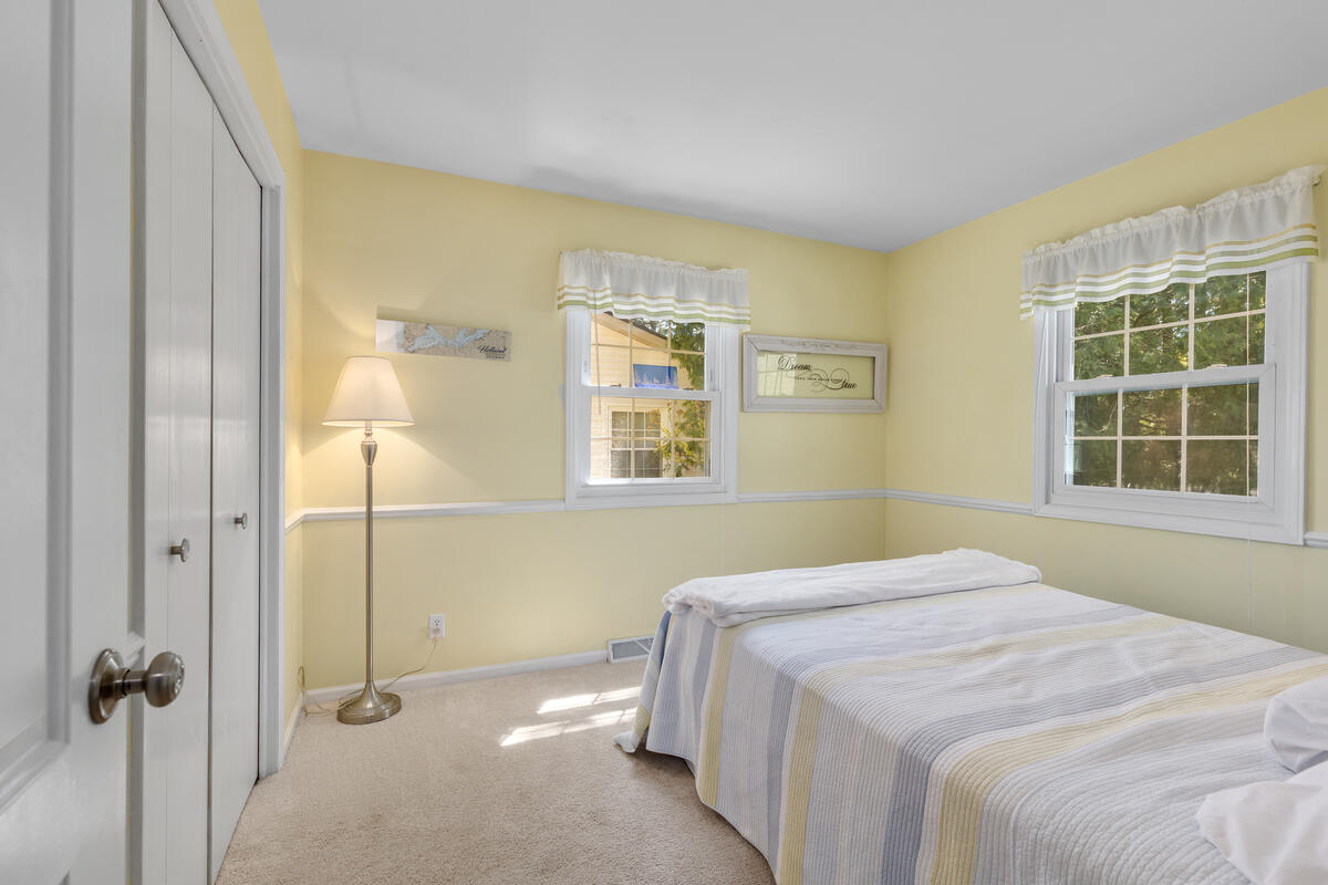 996 Colonial Court