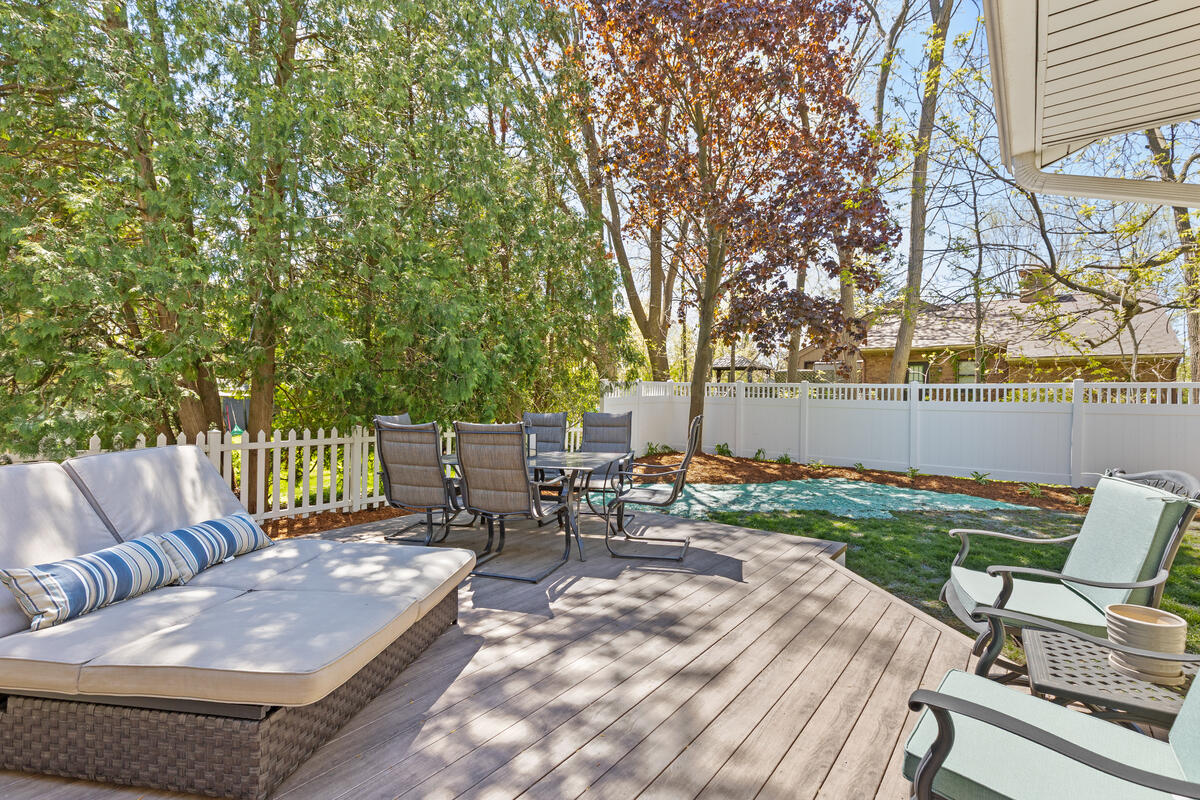 996 Colonial Court