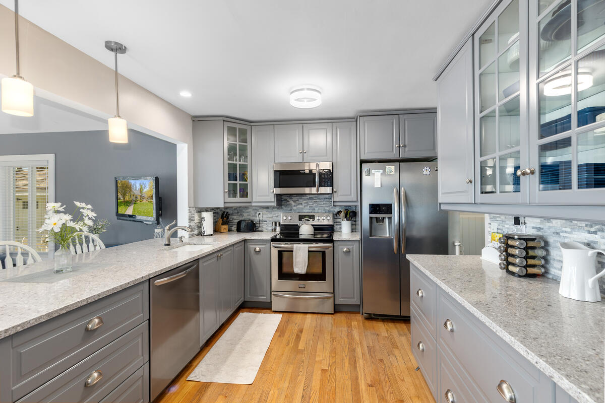 996 Colonial Court