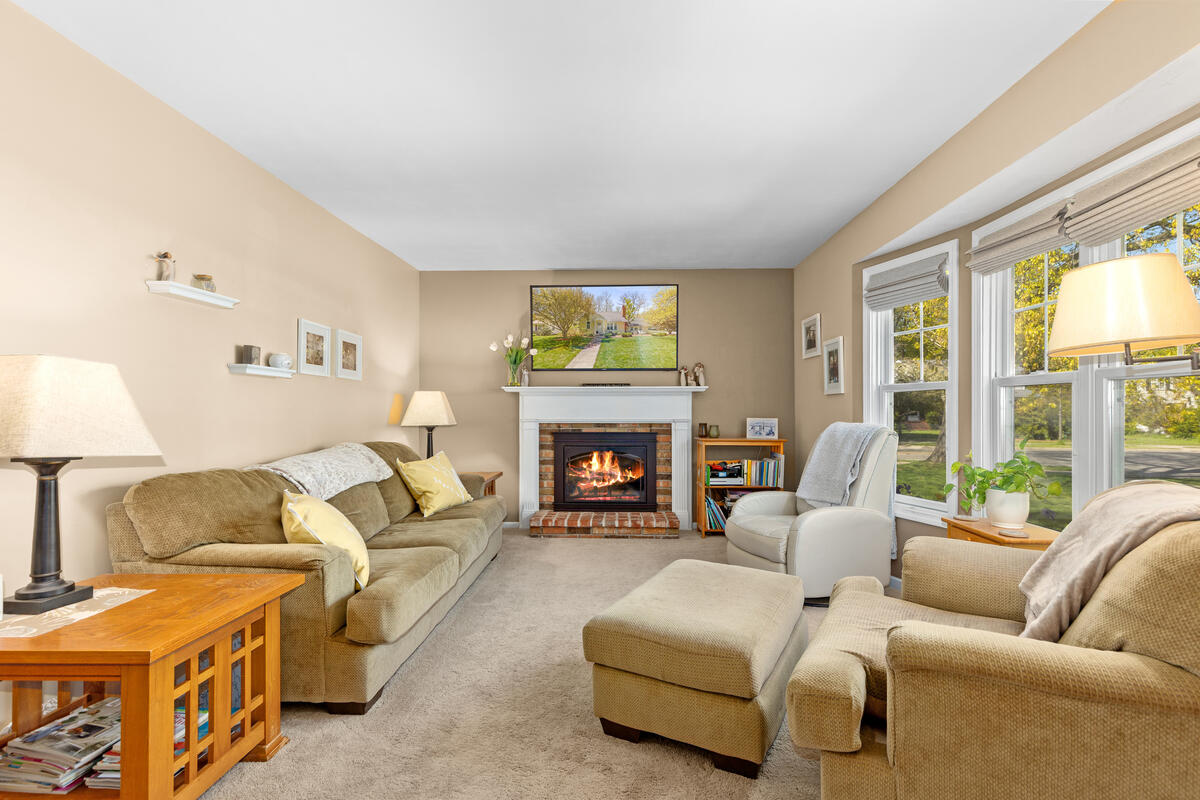 996 Colonial Court