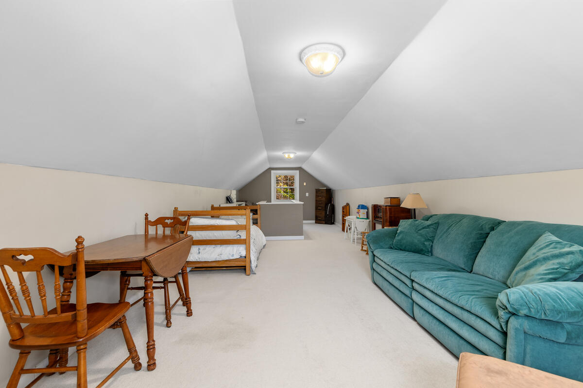996 Colonial Court