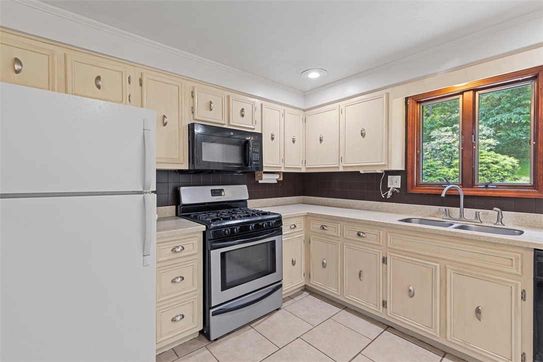 3863 Grist Mill Ln