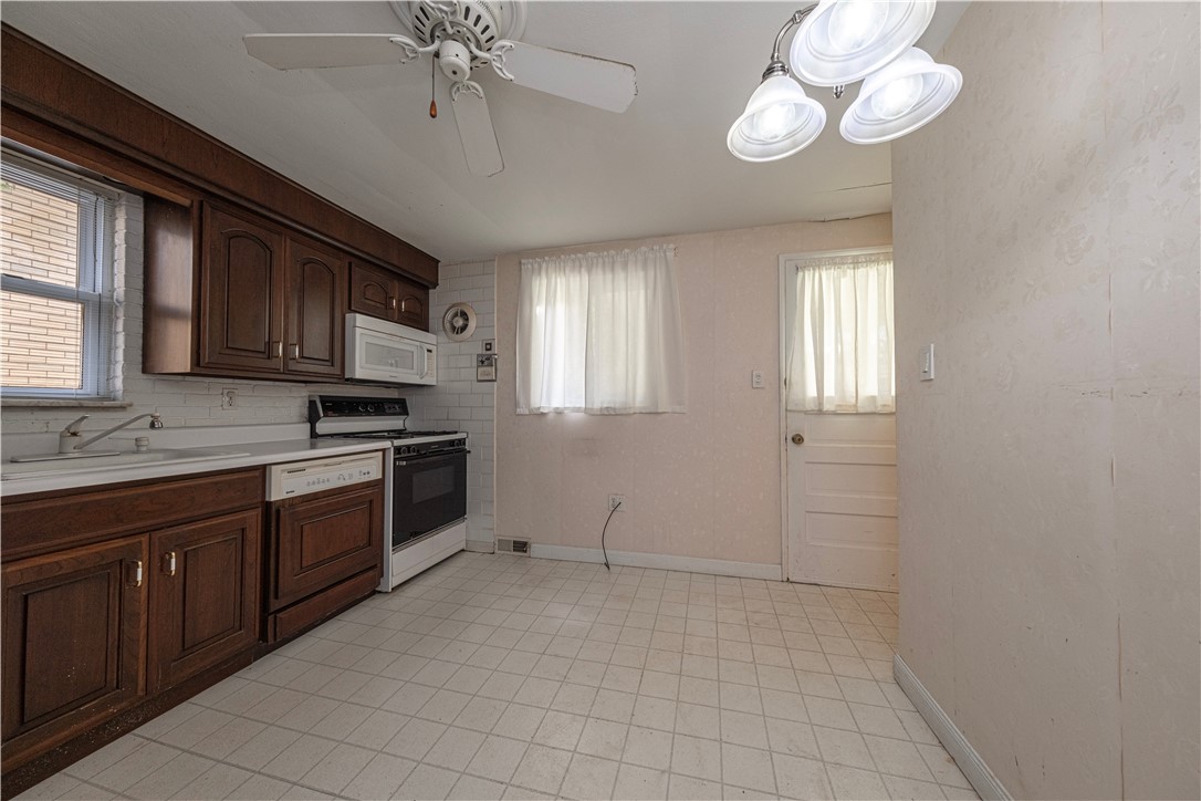 121 Parkwood Dr