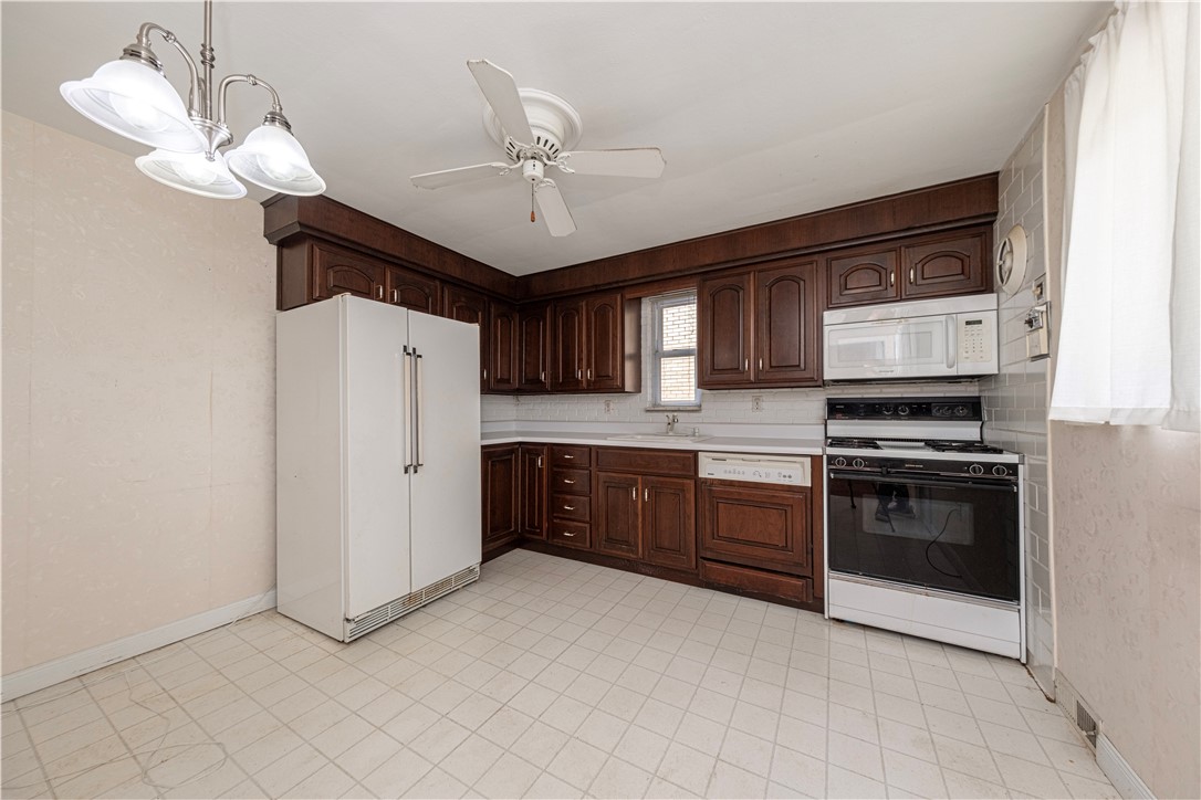121 Parkwood Dr