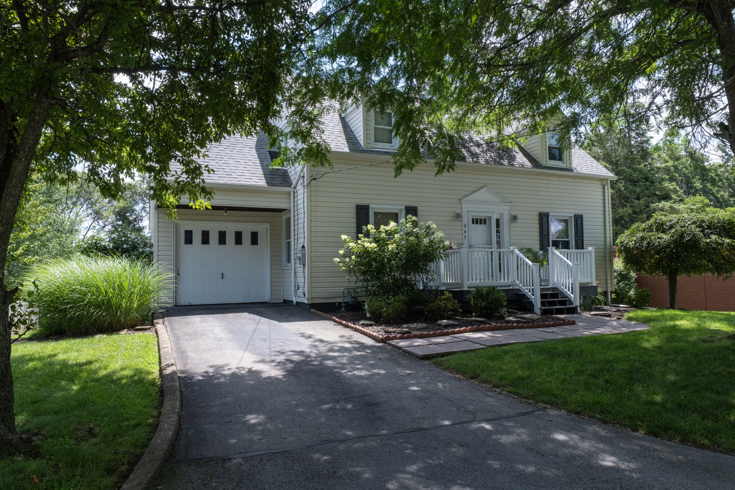945 Summit DRIVE
