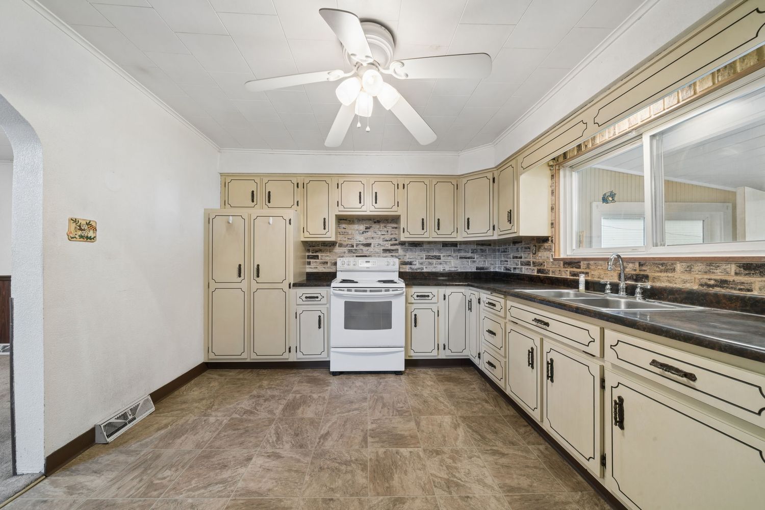 174/176 Roosevelt Way