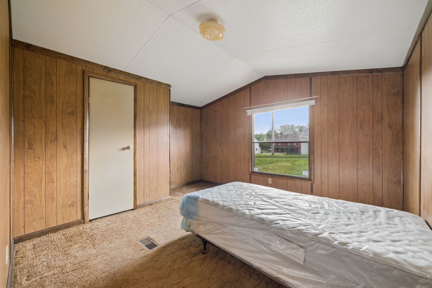 174/176 Roosevelt Way